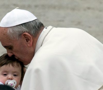 vaticano_papa_francisco_beija_crianca_audiencia0